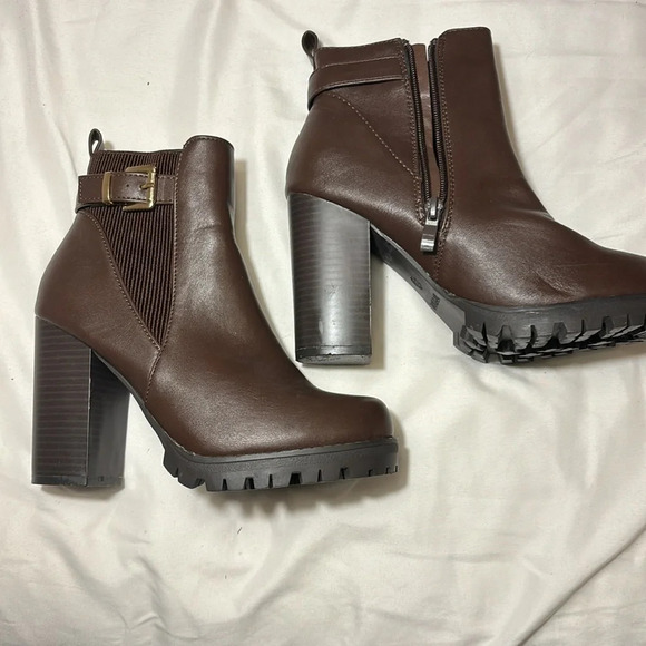 Top Moda Lug Sole Ankle Bootie Chelsea Style with Buckle and High Heel - Picture 5 of 10